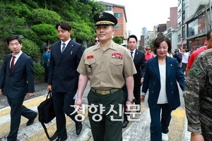 해병대 채 상병 순직사건 수사 이첩 관련 항명 및 상관명예훼손 혐의로 기소된 박정훈 전 수사단장(대령)이 23일 서울 용산구 중앙지역군사법원에서 열리는 6차 공판에 출석하고 있다.  조태형 기자