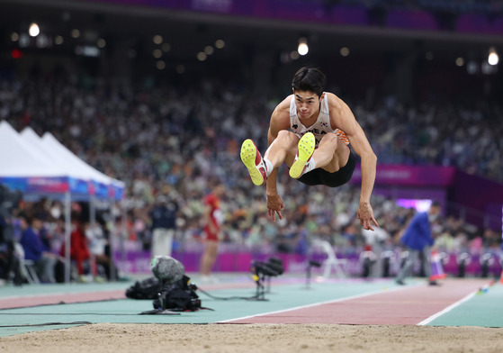 Kim Jang-woo competes in the men's triple jump final at the Hangzhou Asian Games at the Hangzhou Olympic Sports Center in Hangzhou, China on Oct. 3, 2023. [YONHAP]