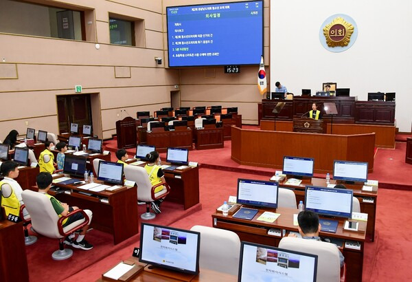 창원상남초등학교 재학생 14명이 23일 경남도의회 본회의장에서 청소년 모의의회를 진행하고 있다. /경남도의회