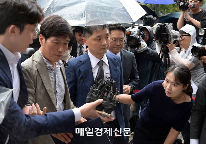 SM엔터테인먼트 시세 조종 의혹과 관련해 검찰 수사를 받아온 카카오 창업자 김범수 경영쇄신위원장이 22일 구속 전 피의자 심문(영장실질심사)이 열리는 서울 양천구 남부지방법원에 출석하고 있다. 2024.7.22 [한주형기자]