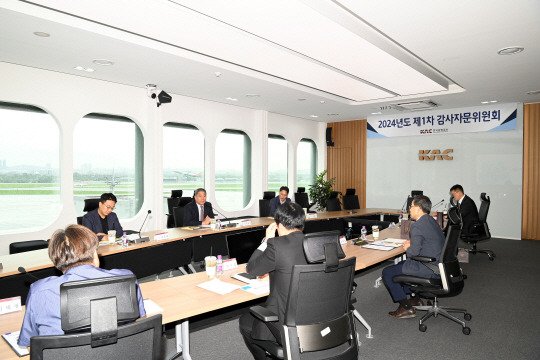 지난 22일 서울 강서구 본사에서 열린 제1차 감사자문위원회에서 민병삼 한국공항공사 상임감사위원과 감사자문위원들이 내부통제 강화 방안을 논의하고 있다. 한국공항공사 제공