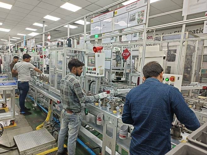 LG전자 인도 직원들이 노이다 공장에서 에어컨 컴프레서를 생산하는 모습. [LG전자 제공]