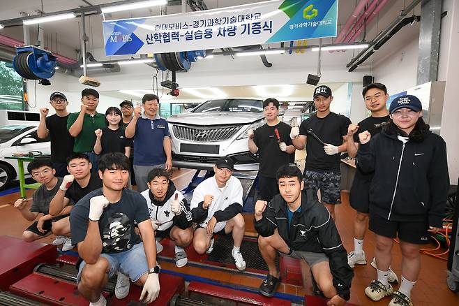 경기과학기술대학교 학생들이 현대모비스가 기증한 차량으로 실습 교육을 진행하고 있다. [현대모비스 제공]