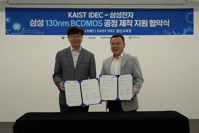 박인철(왼쪽) KAIST IDEC 소장과 박상훈 삼성전자 상무가 협약을 체결하고 있다.[KAIST 제공]