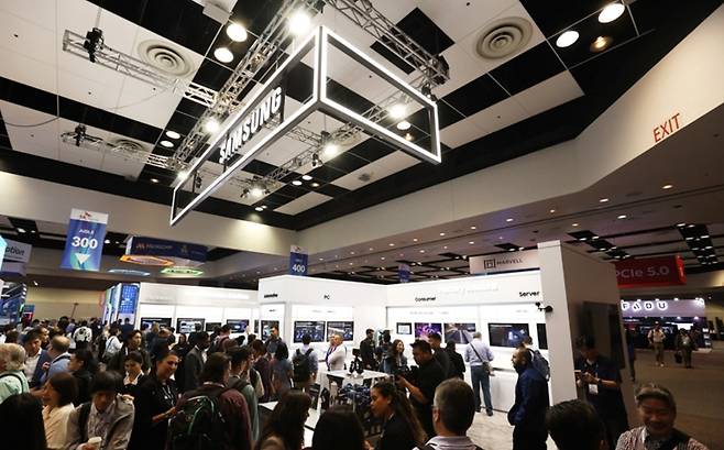 삼성전자가 지난해 8월 미국 캘리포니아주 샌타클래라 컨벤션센터에서 열린 세계 최대 메모리 행사 ‘플래시메모리서밋 2023’에 마련한 부스.[삼성전자 제공]