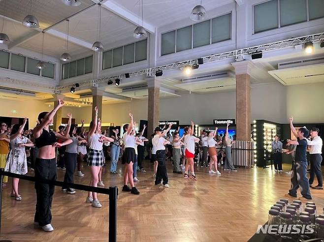 [서울=뉴시스] '2024 K-콘텐츠 플래닛 인 이탈리아'에서 밀라노 현지인들이 댄스클래스에 참여해 K-팝안무를 배우고 있다. (사진=콘진원 제공) photo@newsis.com *재판매 및 DB 금지 *재판매 및 DB 금지