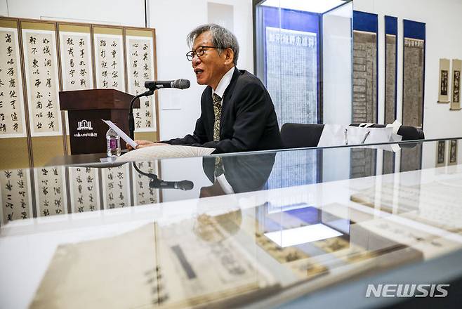 [서울=뉴시스] 정병혁 기자 = 유홍준 명지대학교 석좌교수가 23일 서울 서초구 예술의전당 서울서예박물관에서 열린 동농 김가진 서예전 ‘백운서경‘ 기자간담회에서 전시 설명을 하고 있다. 2024.07.23. jhope@newsis.com