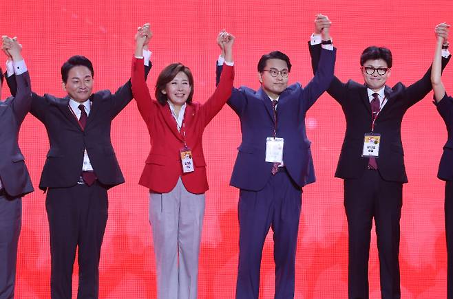 23일 오후 고양 킨텍스에서 열린 국민의힘 제4차 전당대회에서 당대표 후보들이 인사하고 있다. 왼쪽부터 원희룡, 나경원, 윤상현, 한동훈. 연합뉴스