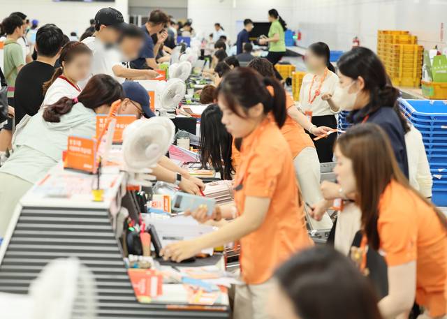 ‘죽음의 블루스크린’ 사태로 일부 항공사들의 발권·예약 시스템이 마비된 지난 19일 제주국제공항 출발층 제주항공 발권카운터에서 직원들이 분주하게 수기 발권업무를 진행하고 있다. 연합뉴스