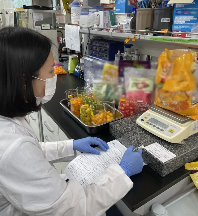 경기도보건환경연구원이 시중에 판매되는 젤리 제품을 검사하는 모습. 경기도보건환경연구원