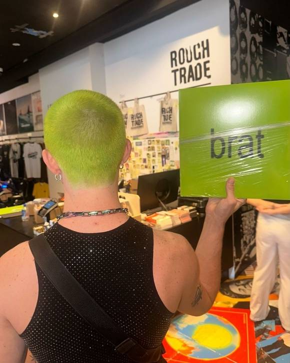 찰리 XCX의 팬이 머리를 라임 그린색으로 물들이고 앨범과 함께 사진을 남겼다. 출처: 찰리 XCX 인스타그램