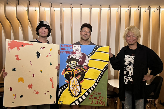 제천국제음악영화제에 자신의 작품을 기부한 심형준 감독(왼쪽부터), 방송인 전현무, 이동준 제천국제음악영화제 집행위원장. 사진 제천국제음악영화제 조직위원회