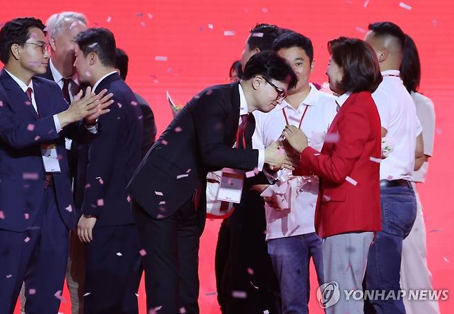 국민의힘 새 대표에 한동훈 (고양=연합뉴스) 김주성 기자 = 23일 오후 경기도 고양시 킨텍스에서 열린 국민의힘 제4차 전당대회에서 한동훈 후보가 당대표로 선출된 뒤 나경원 후보로부터 축하받고 있다   2024.7.23 utzza@yna.co.kr