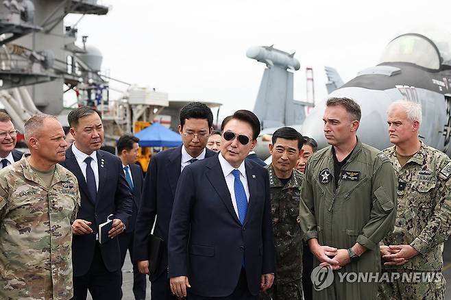 윤석열 대통령, 미 항모 루스벨트함 비행갑판 시찰 (서울=연합뉴스) 홍해인 기자 = 윤석열 대통령이 25일 부산 해군작전기지에서 미 해군 항공모함 시어도어 루즈벨트함에 승선해 비행갑판을 시찰하고 있다. 2024.6.25 [대통령실 제공. 재판매 및 DB 금지] hihong@yna.co.kr