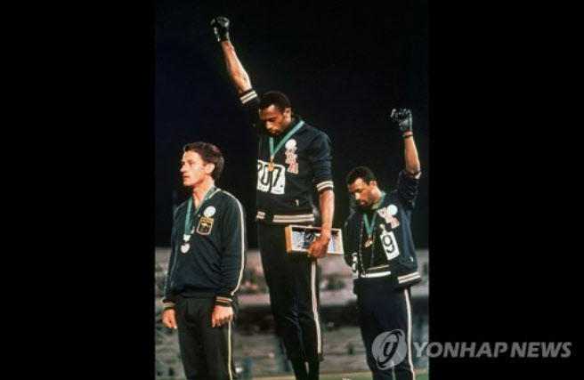 1968년 멕시코시티 올림픽에서 육상 200m 금메달과 동메달을 딴 미국의 토미 스미스와 존 카를로스가 시상대에서 검은 장갑을 낀 손을 들어올리며 흑인인권은동을 지지하는 퍼포먼스를 펼치고 있다. [AP=연합뉴스]