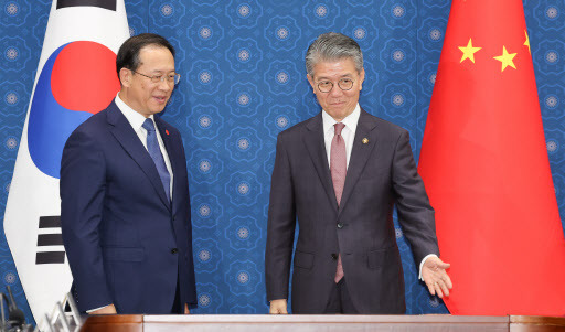 김홍균 외교부 1차관이 24일 서울 종로구 외교부 청사에서 열린 한중외교차관 전략대화에서 마자오쉬 중국 외교부 상무부부장의 자리를 안내하고 있다.(사진=뉴스1)