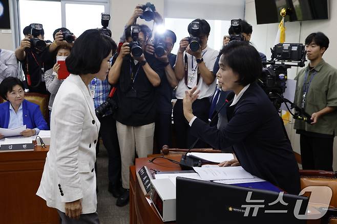 이진숙 방송통신위원회 위원장 후보자가 24일 오전 서울 여의도 국회 과학기술정보방송통신위원회에서 열린 인사청문회에서 최민희 위원장과 대화하고 있다. 2024.7.24/뉴스1 ⓒ News1 안은나 기자