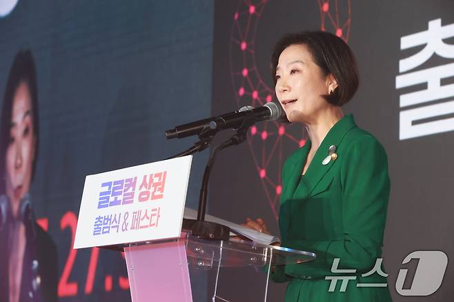 오영주 중소벤처기업부 장관이 24일 전북 전주 남부시장 내 문화공판장 작당에서 열린 ‘글로컬 상권 출범식&페스타’에서 인사말을 하고 있다. (중소벤처기업부 제공) 2024.7.24/뉴스1