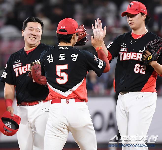 16일 수원 KT위즈파크에서 열린 KIA-KT전. 3대1로 승리한 KIA 이우성, 김도영, 정해영이 하이파이브하고 있다. 수원=정재근 기자 cjg@sportschosun.com/2024.6.16/