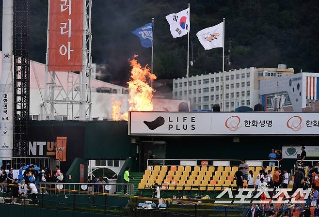 24일 대전 한화생명이글스파크에서 열린 한화와 삼성의 경기. 경기를 앞두고 외야 관중석 뒤 불이 난 이글스파크. 대전=송정헌 기자songs@sportschosun.com/2024.07.24/