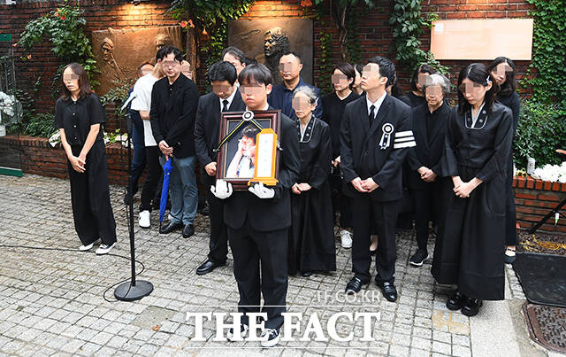 대학로 소극장 '학전'을 이끈 가수 고 김민기의 발인이 24일 오전 서울 종로구 아르코꿈밭극장(구 학전)에서 엄수된 가운데 유족들이 인사하고 있다. /장윤석 기자