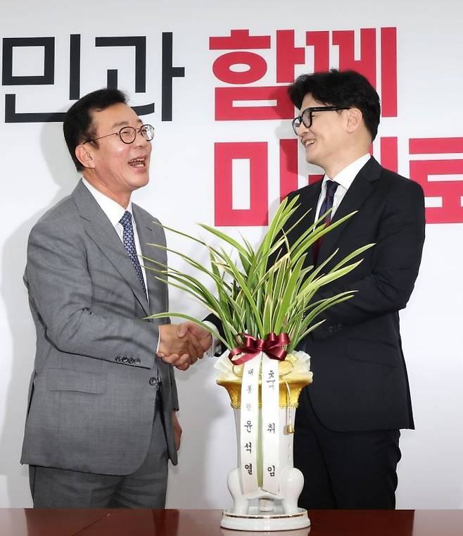 국민의힘 한동훈 신임 대표가 24일 오후 윤석열 대통령의 축하 난을 가지고 국회를 예방한 홍철호 대통령실 정무수석(왼쪽)을 맞이하고 있다. [이미지출처=연합뉴스]