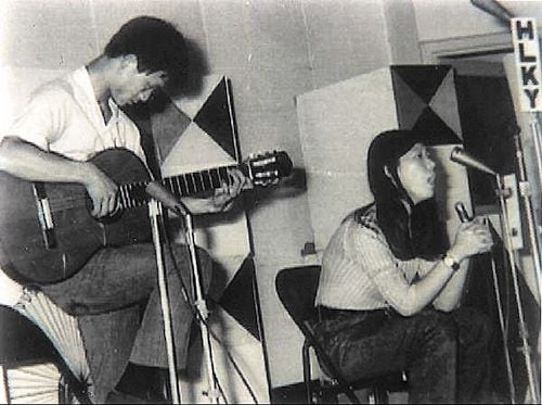 1970년대 초 기독교방송 라디오 프로그램에 출연해 노래를 부르고 있는 김민기(왼쪽)와 양희은.