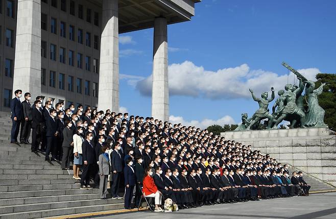 21대 국회 의원들이 지난 2021년 11월 11일 국회 본청 앞에서 단체 사진을 찍고 있다. /조선일보 DB
