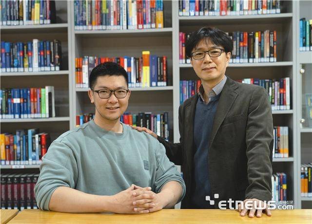 이종석 GIST 교수(오른쪽)와 최인혁 박사과정생.