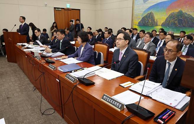 24일 오전 서울 여의도 국회에서 열린 정무위원회 전체회의에서 강정애 국가보훈부 장관 등을 비롯한 국무위원들이 참석해 있다. 사진=뉴시스