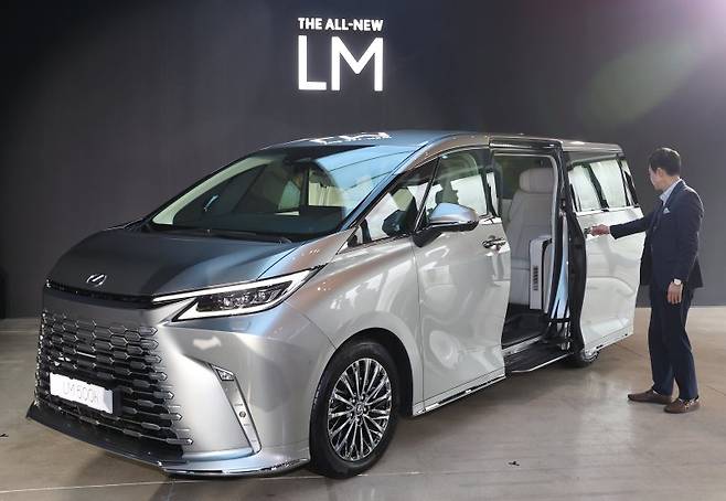 24일 오전 서울 강남구 앤헤이븐에서 열린 렉서스코리아의 MPV(다목적차량) '디 올-뉴 LM 500h' 출시 행사에서 공개한 차량의 모습. 연합뉴스