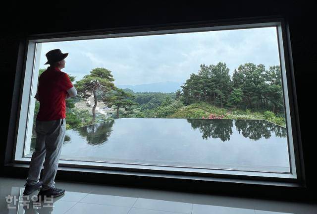 김병종미술관 전시실 통창으로 멀리 지리산 능선이 보인다.