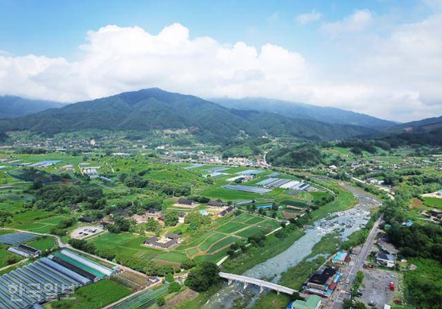 실상사는 남원 산내면 가장 낮은 평지에 터를 잡았다. 산자락에 자리 잡은 마을에서 내려다보이는 위치다.