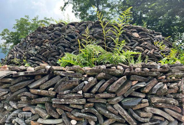 실상사 경내에 발굴과정에서 나온 파편으로 '옛기와탑'을 쌓아 놓았다.
