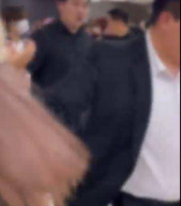 지난달 그룹 크래비티 입국 때 경호원에 팔로 밀쳐진 팬의 모습. 엑스(구 트위터) 캡처