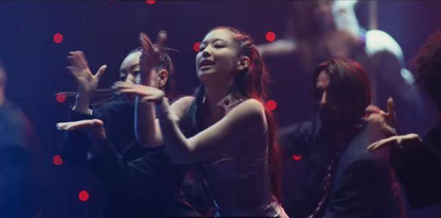 미국 드라마 '디 아이돌'에서 제니가 클럽에서 춤을 추고 있다. 맥스 유튜브 영상 캡처