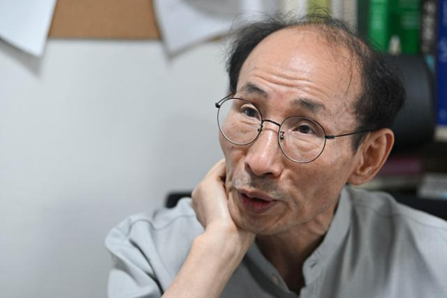 송태경 민생연대 사무처장이 지난 9일 서울 영등포구 사무실에서 사채시장 문제에 대해 이야기하고 있다. 민주노동당 정책실장으로 각종 서민 구제 제도 제정에 기여해온 그는 2008년 민노당 분당 사태 후 당을 떠나 민생연대를 만들고 16년간 사채 피해 상담·지원을 해왔다. 신용주 인턴기자
