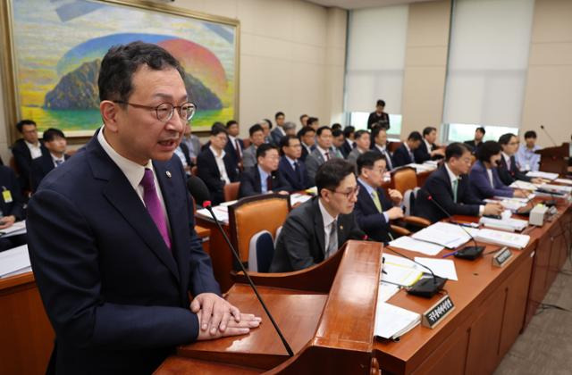 정승윤 국민권익위원회 부위원장이 24일 오전 서울 여의도 국회에서 열린 정무위원회 전체회의에서 의원 질의에 답하고 있다. 뉴시스