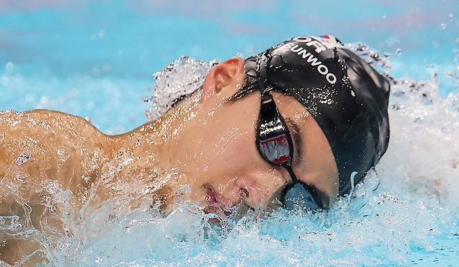 <yonhap photo-0308="">(파리=연합뉴스) 김도훈 기자 = 한국 수영의 간판 황선우가 2024 파리 올림픽 개막을 사흘 앞둔 23일(현지시간) 오후 수영 경기가 열릴 프랑스 파리라데팡스 경기장에서 첫 훈련을 하고 있다. 2024.7.24 superdoo82@yna.co.kr/2024-07-24 01:05:27/ <저작권자 ⓒ 1980-2024 ㈜연합뉴스. 무단 전재 재배포 금지, AI 학습 및 활용 금지></yonhap>