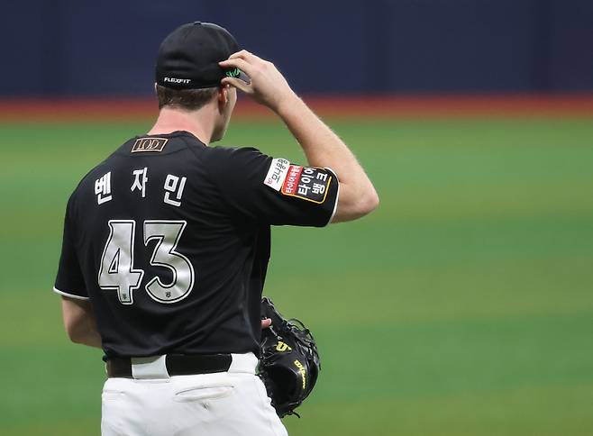 <yonhap photo-4609=""> 16일 웨스 벤자민이 모자 속 수신기로 사인을 전달받고 있다. 연합뉴스</yonhap>