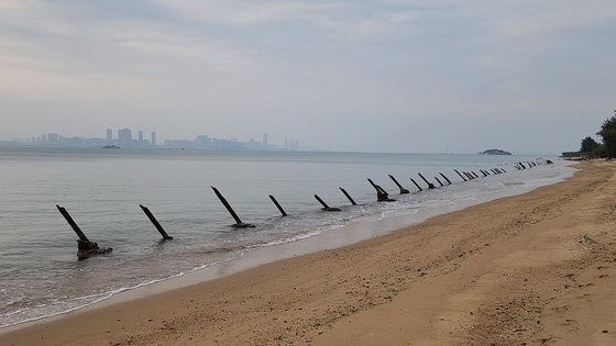 대만 진먼다오 해변에 설치된 상륙방지용 시설물인 용치. 이도성 특파원.