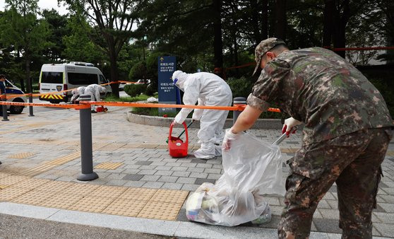 북한이 대남 오물풍선을 살포한 24일 서울 여의도 국회도서관 앞에서 군 장병들이 내용물을 처리하고 있다. 뉴스1