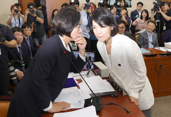 이진숙 방송통신위원장 후보자가 24일 오전 국회 과방위에서 열린 인사청문회에서 선서문을 제출한 뒤 인사하지 않고 자리로 돌아가려하자 최민위 위원장이 다시불러 얘기하고 있다. 강정현 기자