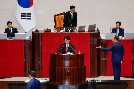 우원식 국회의장이 7월 4일 오후 서울 여의도 국회에서 해병대원 특검법(순직 해병 수사 방해 및 사건 은폐 등의 진상규명을 위한 특별검사의 임명 등에 관한 법률안) 찬반 무제한 토론(필리버스터) 곽규택 국민의힘 의원이 발언 중인 가운데 마무리를 요구하자 추경호 원내대표가 나와 항의하고 있다.뉴스1