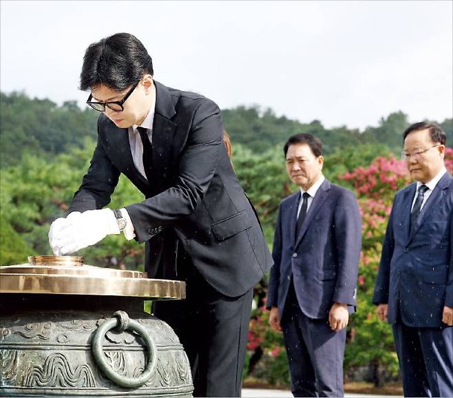 한동훈 국민의힘 대표가 24일 신임 지도부와 서울 동작동 국립서울현충원을 찾아 분향하고 있다. /연합뉴스