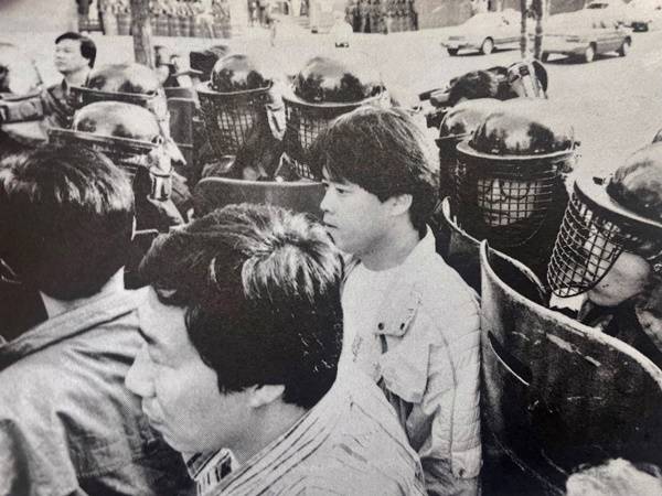 ▲1992년 MBC 파업 당시 최승호 PD(가운데)의 모습. 사진=언론노조 MBC본부