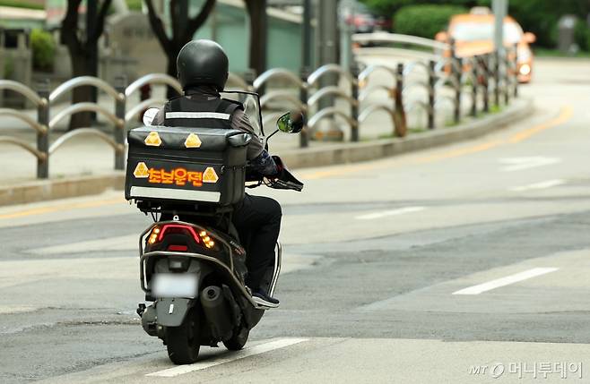 [서울=뉴시스] 홍효식 기자 = 10일 서울 시내에서 한 배달 기사가 주문한 음식을 싣고 이동하고 있다. 2024.07.10