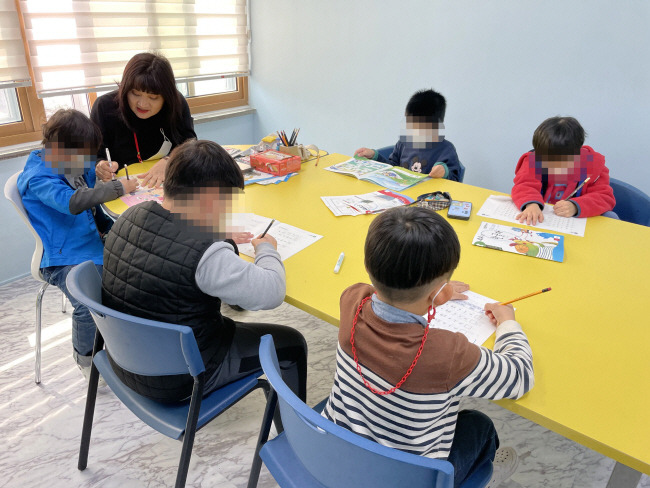 한 학습지도 전문가가 전북 전주시 완산구 전북종합사회복지관에서 ‘도담도담 자라는 아이들’ 프로그램에 참여한 아이들에게 개인별 인지 특성에 맞춰 맞춤 학습을 진행하고 있다.   초록우산 제공