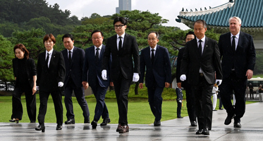 24일 오전 한동훈(맨 앞)국민의힘 신임 당대표를 비롯한 신임지도부가 서울 동작구 국립서울현충원을 찾아 현충탑 참배를 위해 입장하고 있다. 곽성호기자