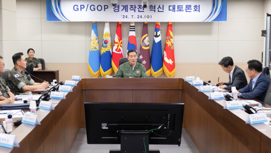 신원식(가운데) 국방부 장관이 24일 육군 5보병사단에서 군수뇌부가 참석한 가운데 ‘GP-GOP 경계작전 혁신 대토론회’를 주관하고 있다. 국방부 제공